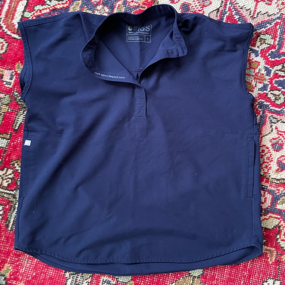 Figs scrub top
